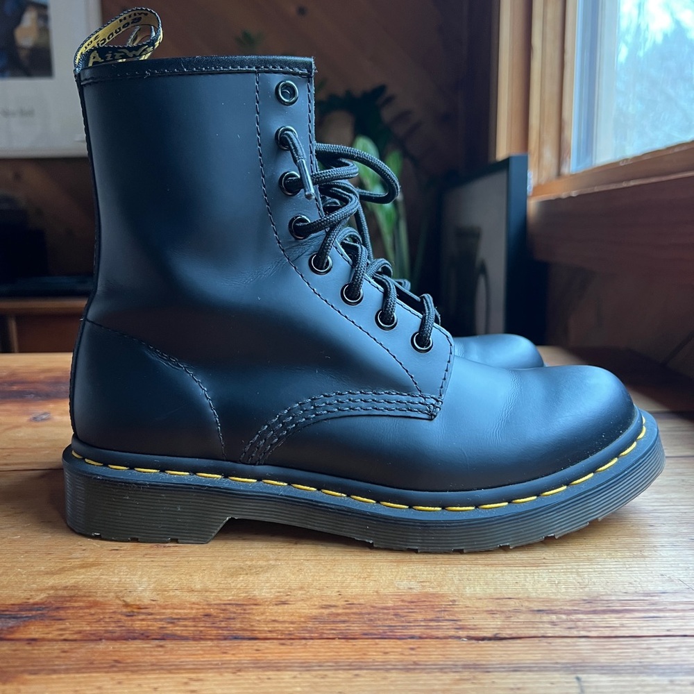 Dr. Martens 1460 WOMEN'S SMOOTH LEATHER LACE UP BOOTS